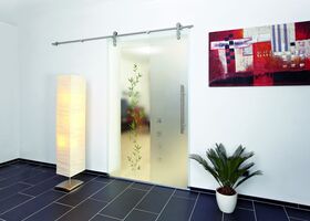 Designglastüren mit echten Pflanzen